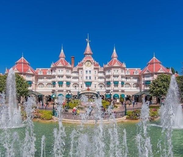 Hôtels Disneyland Paris : vue panoramique du Disneyland Hôtel depuis le lac Hôtels Disneyland Paris : le Disneyland Hôtel